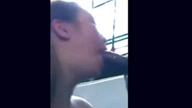 მან ხაფანგში გოგონა მისი pussy აივანზე. სპერმის ამონთხვევა