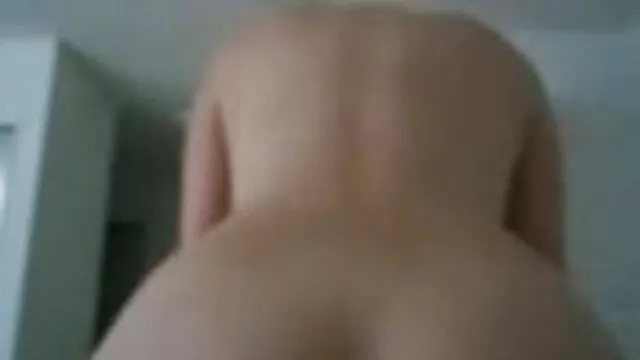 დიდი ძუძუები, შეკრული თმა პირში აღება